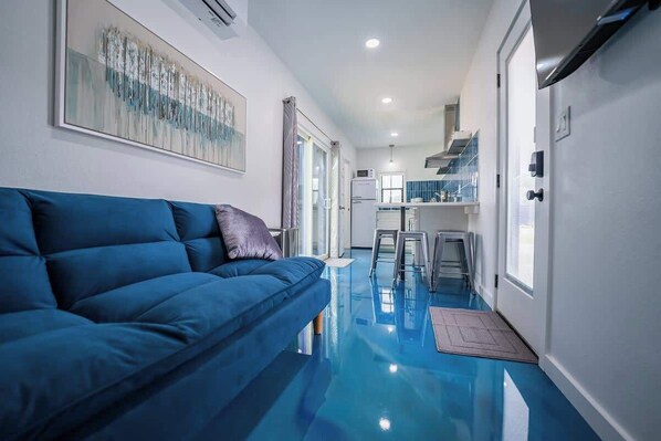 TV, offices - Contained In Gruene *River* Hot Tub (New Braunfels)