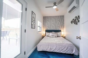 2 bedrooms, iron/ironing board, WiFi, bed sheets - Contained In Gruene *River* Hot Tub (New Braunfels)