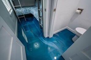 2 bedrooms, iron/ironing board, WiFi, bed sheets - Contained In Gruene *River* Hot Tub (New Braunfels)