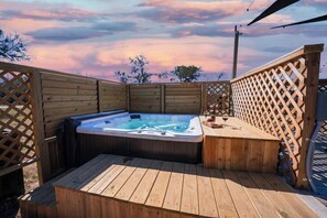 Outdoor spa tub - Contained In Gruene *River* Hot Tub (New Braunfels)