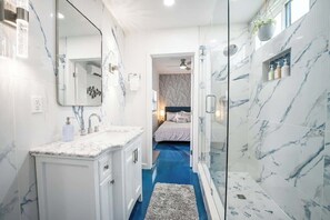 Shower, hair dryer, towels - Contained In Gruene *River* Hot Tub (New Braunfels)