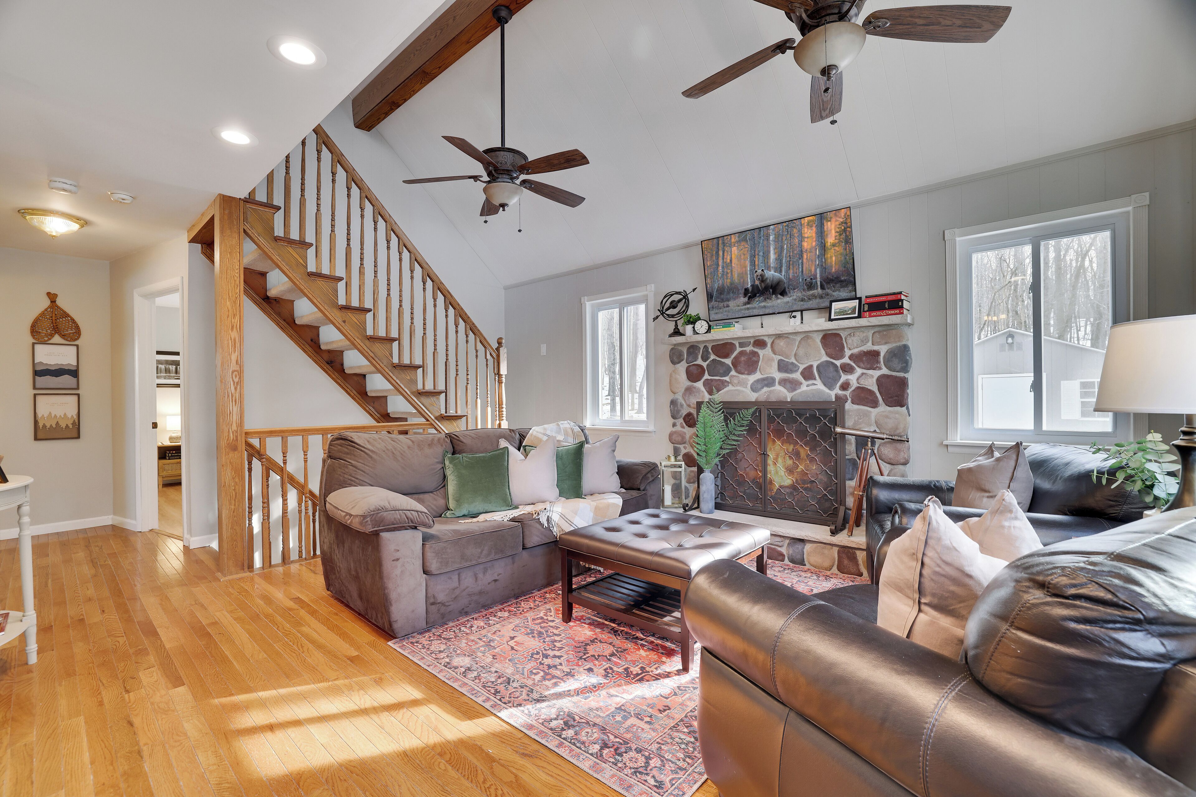 Smart TV, chimenea, futbolito y tenis de mesa 