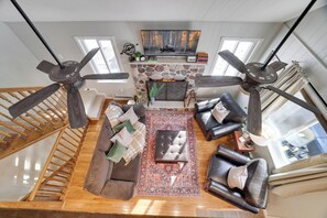 Smart TV, fireplace, foosball, table tennis - Mountain Retreat + Hot Tub + Fire Pit + Game Room + Theater Room (Albrightsville)