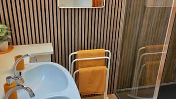 Een douche, een haardroger, handdoeken, zeep