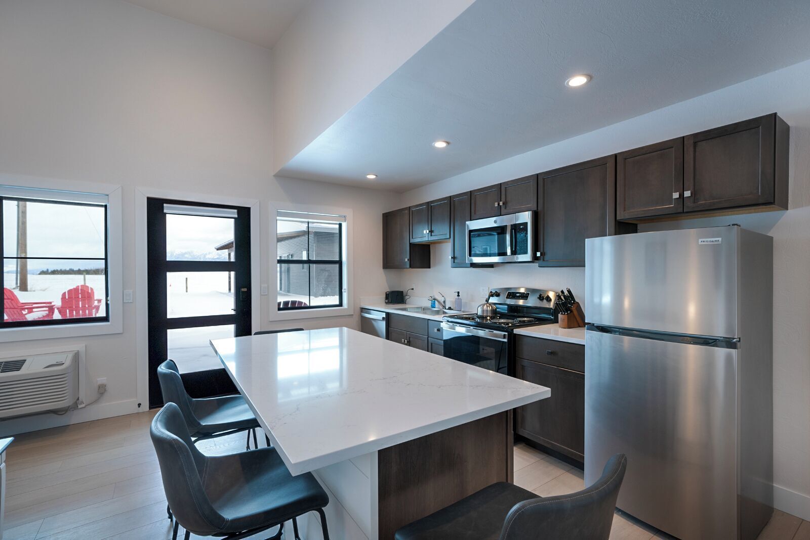 Réfrigérateur, micro-ondes, four, plaque de cuisson