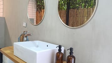 Secadora de cabello, toallas, jabón, shampoo