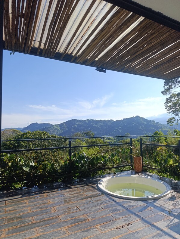 Outdoor spa tub