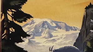 Un paysage de montagne avec deux chèvres et un arbre.