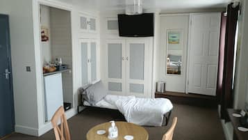 Classic Quadruple Room | In-room dining