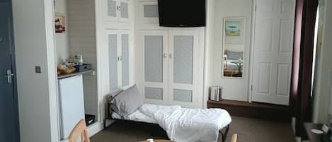Classic Quadruple Room | In-room dining