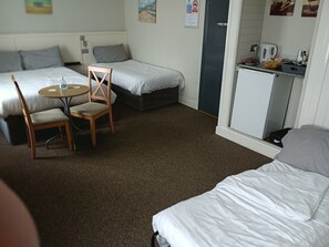 Habitació quàdruple clàssica | Cortines opaques, planxa i posts de planxar i wifi gratuïta