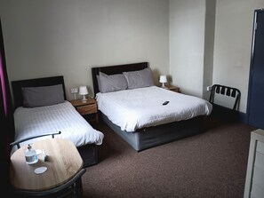 Habitació triple clàssica | Cortines opaques, planxa i posts de planxar i wifi gratuïta