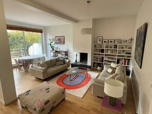 TV, fireplace, foosball, books