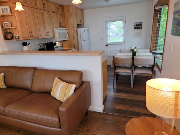 Smart TV, books - Grace Cottage - Black Hills home, centrally located in Legendary Sturgis! (Sturgis)