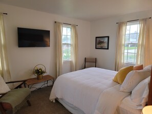 2 bedrooms, iron/ironing board, WiFi, bed sheets - Grace Cottage - Black Hills home, centrally located in Legendary Sturgis! (Sturgis)