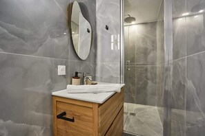 Dusj, hårføner, håndklær og såpe