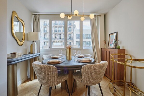 Dining - Apartment in the Center of Paris (Paris)