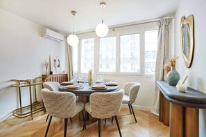 Dining - Apartment in the Center of Paris (Paris)