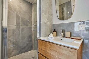 Douche, séchoir à cheveux, shampooing
