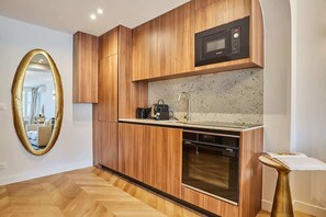 Réfrigérateur, four à micro-ondes, un four, surface de cuisson