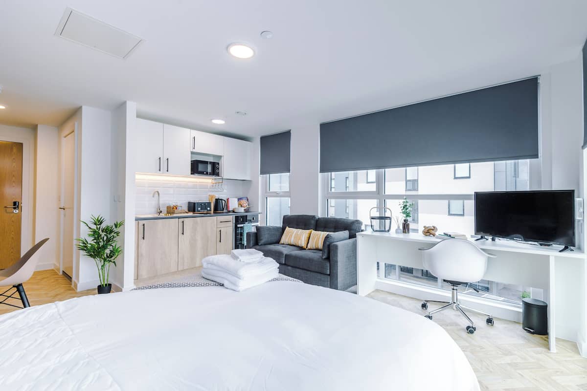 Deluxe Studio | 1 bedroom, Egyptian cotton sheets, premium bedding, in-room safe