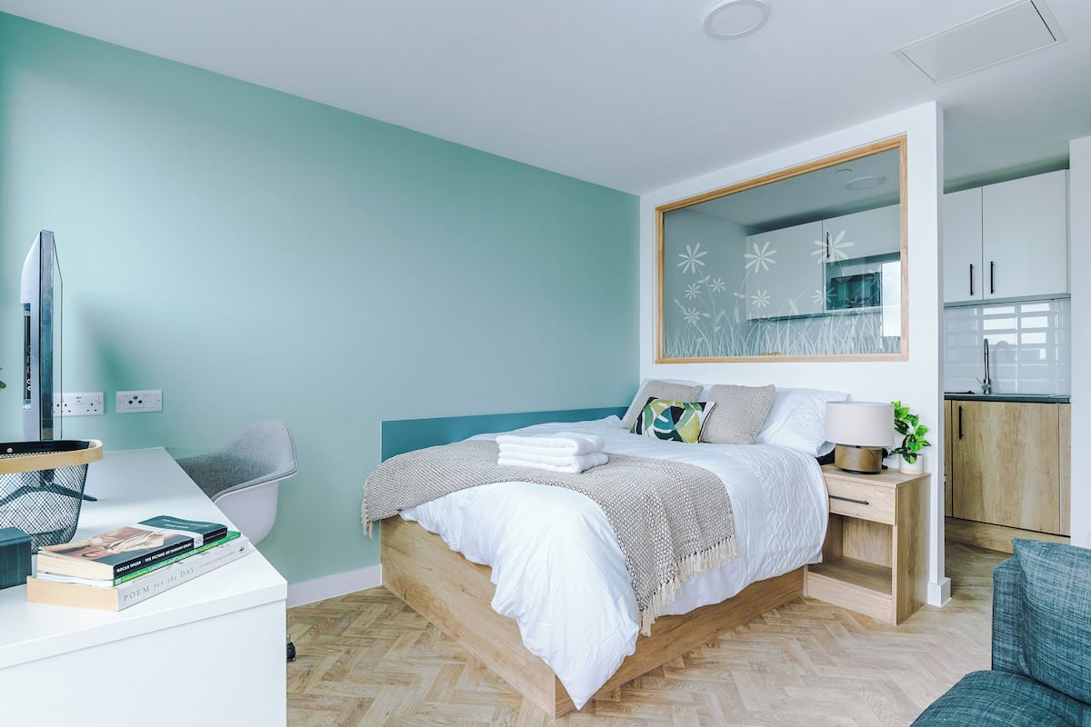 Premium Studio | 1 bedroom, Egyptian cotton sheets, premium bedding, in-room safe