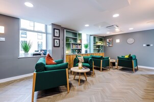 Coin salon dans le hall