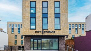 Un edificio moderno con un letrero que dice "CITY STUDIOS".