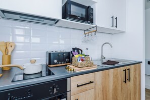 Premium Studio | Private kitchen | Full-size fridge, microwave, oven, stovetop - City Studios Preston (Preston)