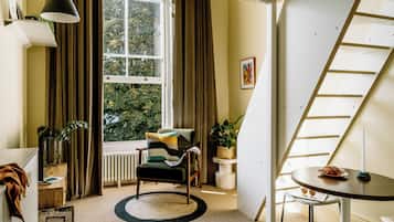 Mezzanine Plus Studio | Premium bedding, pillowtop beds, minibar, laptop workspace