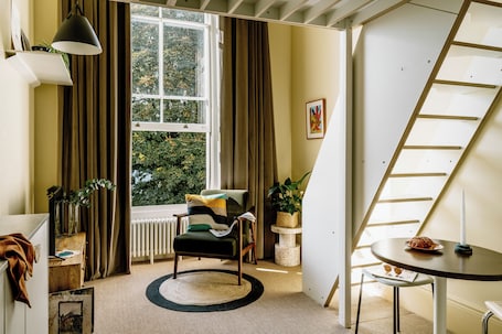 Mezzanine Plus Studio | Premium bedding, pillowtop beds, laptop workspace, free WiFi