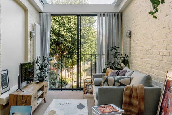 Best In House Studio | Premium bedding, pillowtop beds, laptop workspace, free WiFi