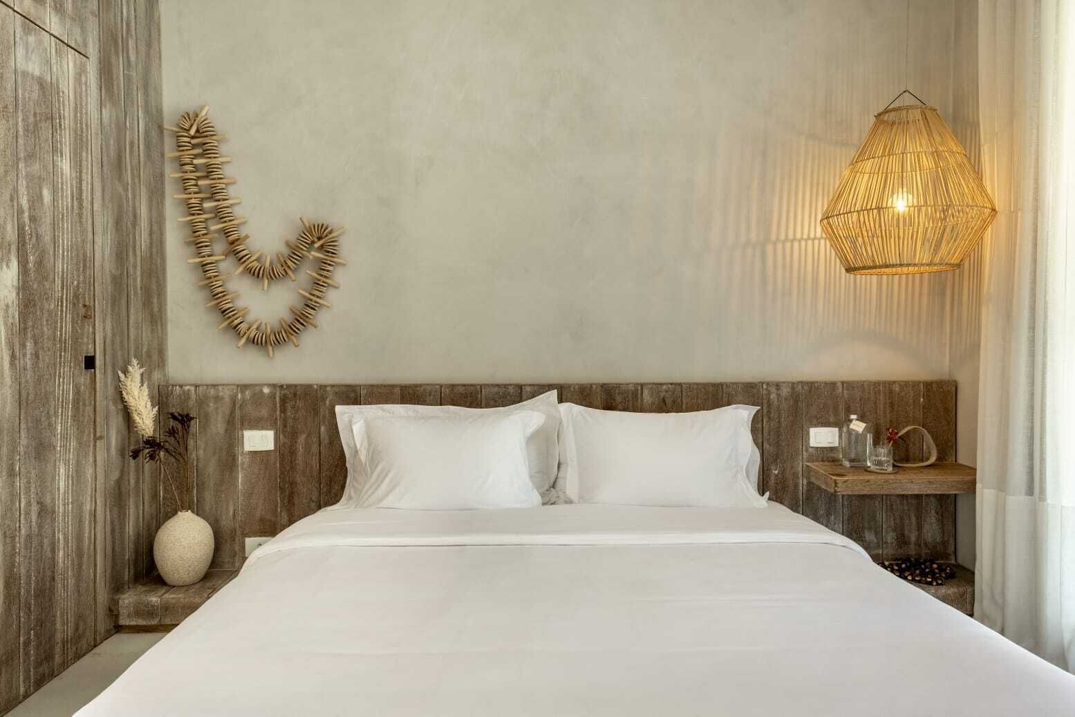 高档床上用品、迷你吧、客房内保险箱、办公桌