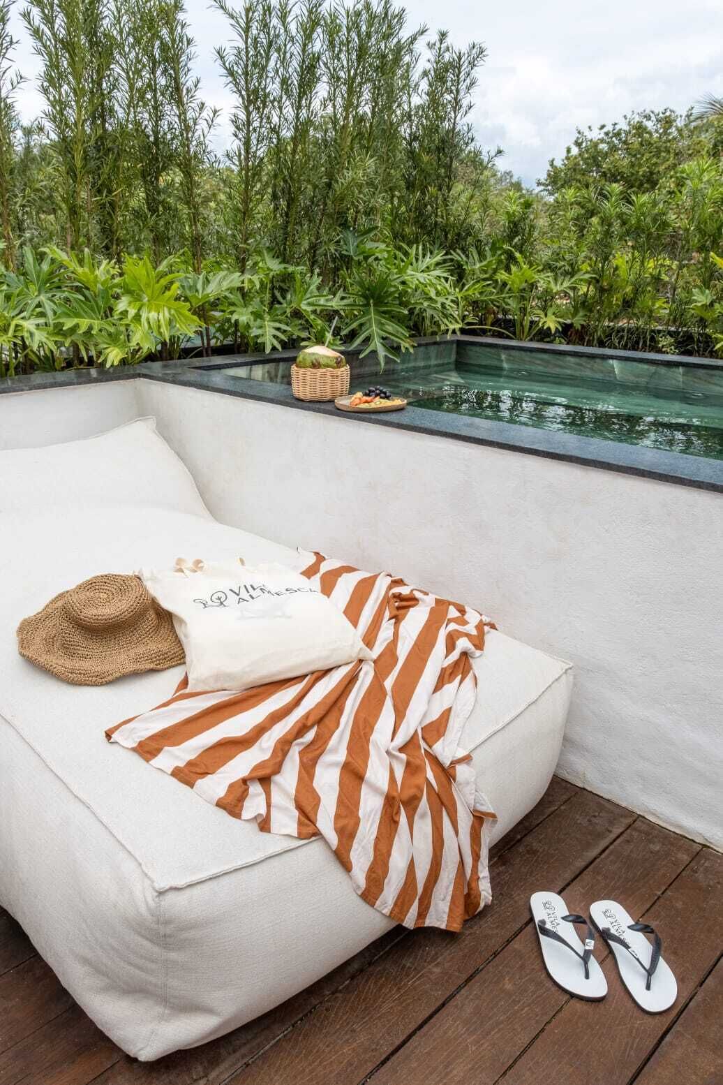 Piscina externa, guarda-sóis, espreguiçadeiras