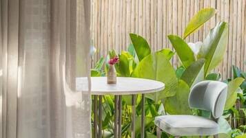 Roupas de cama premium, frigobar, cofres nos quartos, escrivaninha