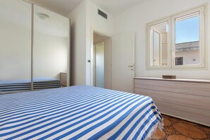 2 bedrooms, iron/ironing board, internet, bed sheets