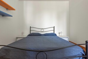2 bedrooms, iron/ironing board, Internet, bed sheets