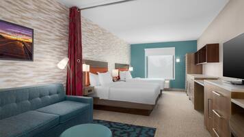 Studiosuite, 2 Queen-Betten | Wohnbereich | 50-Zoll-Flachbildfernseher mit Satellitenempfang, Netflix, Hulu