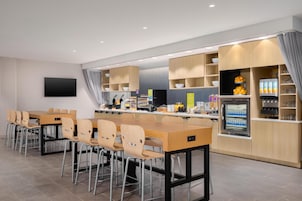 Café da manhã com buffet grátis todos os dias