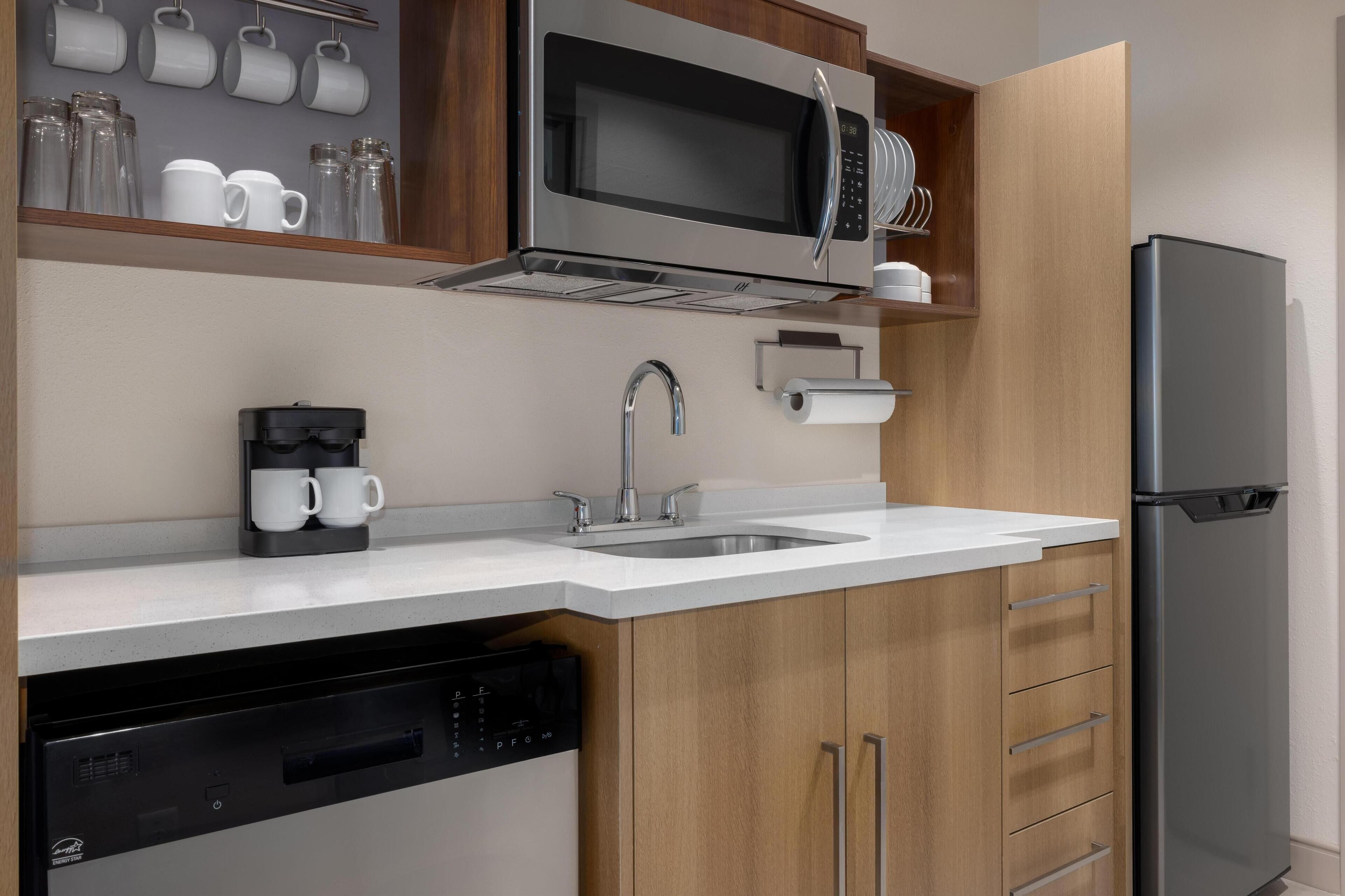 Tủ lạnh, lò vi sóng, máy rửa bát, dụng cụ pha cà phê/trà 