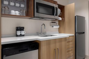 Refrigerador con congelador, microondas y lavavajillas 