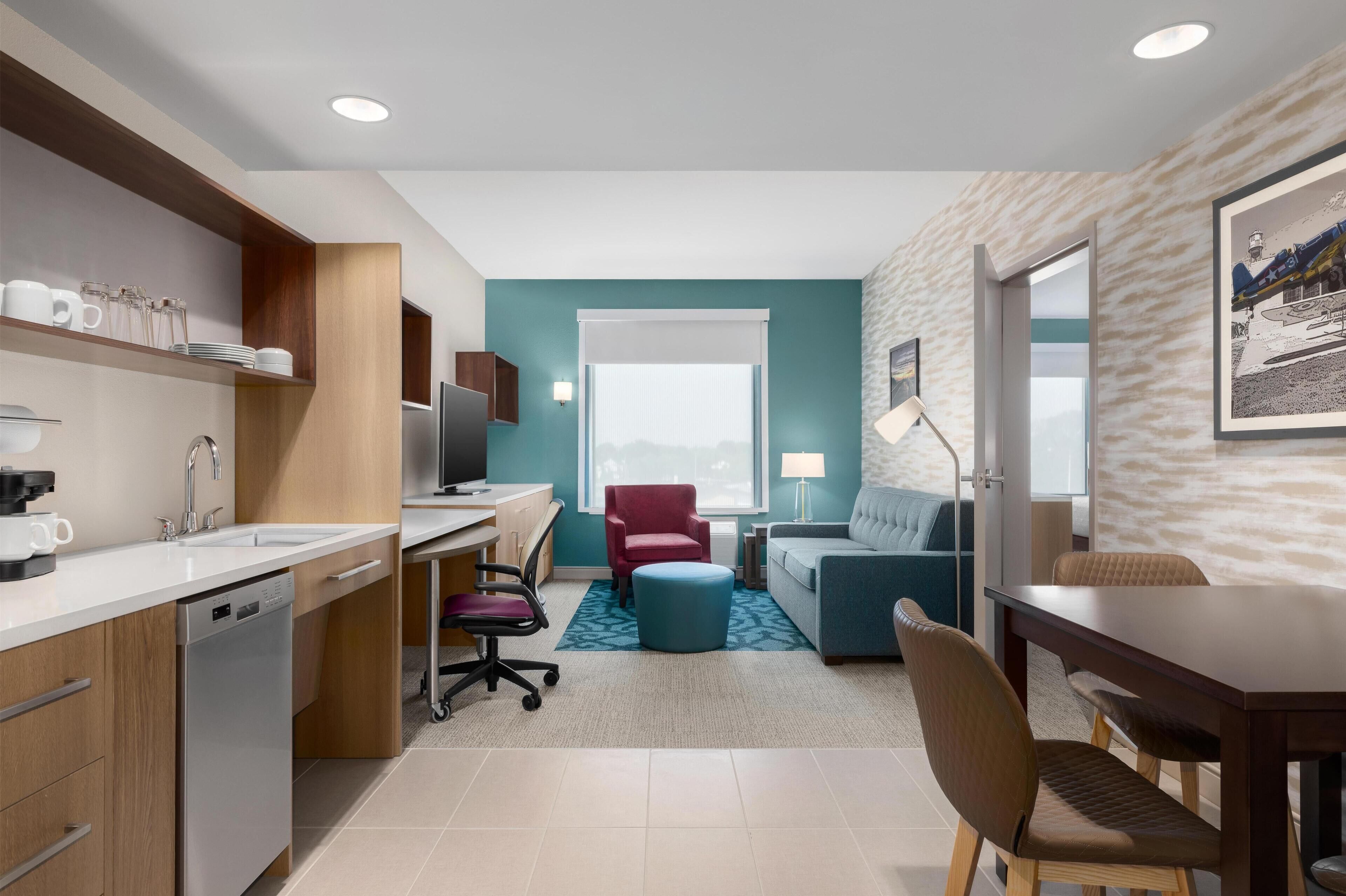 Suite, 1 habitación | Zona de estar | Una televisión de pantalla plana, Netflix, Hulu, servicios de streaming