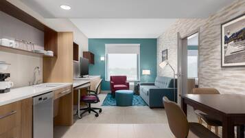 Suite, 1 habitación | Zona de estar | Una televisión de pantalla plana, Netflix, Hulu, servicios de streaming