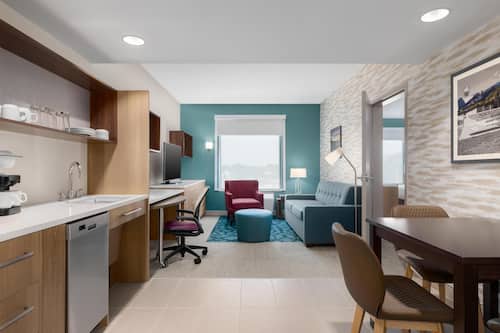 Suite, 1 Schlafzimmer | Wohnbereich | 50-Zoll-Flachbildfernseher mit Satellitenempfang, Netflix, Hulu