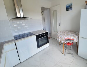 Coffee/tea maker, fridge, microwave, oven - Apartment in the heart of Saint-Raphaël (Saint-Raphaël)