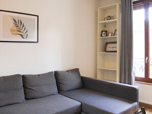 Living area - Bright studio near Paris (Saint-Ouen-sur-Seine)