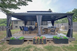 Outdoor dining - Chic Family-Friendly Home in Riverside: 7 Mi to KC (Riverside)