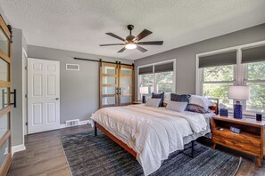3 Schlafzimmer, Schreibtisch, Bügeleisen/Bügelbrett, Reisekinderbett