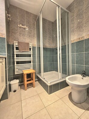 Sèche-cheveux, serviettes fournies