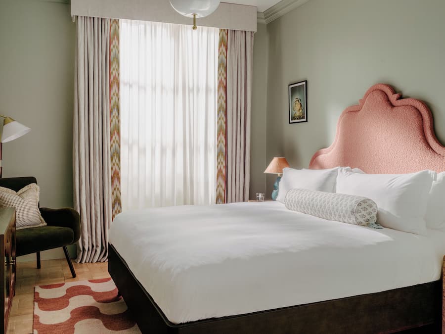 Minibar, coffres-forts dans les chambres, fer et planche Ă repasser